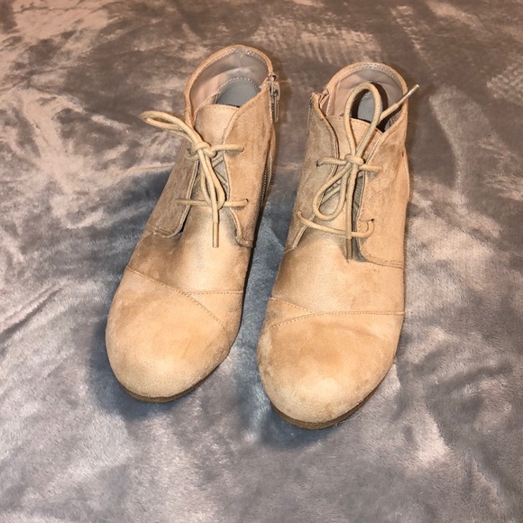 cream/tan wedges - Picture 2 of 3